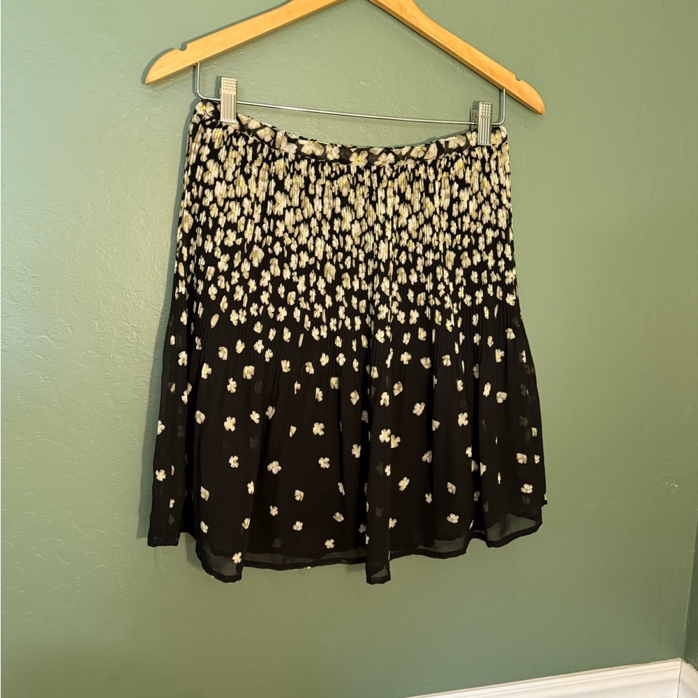 ELLE Black & White Floral Smocked Waist Mini Skirt Size Small